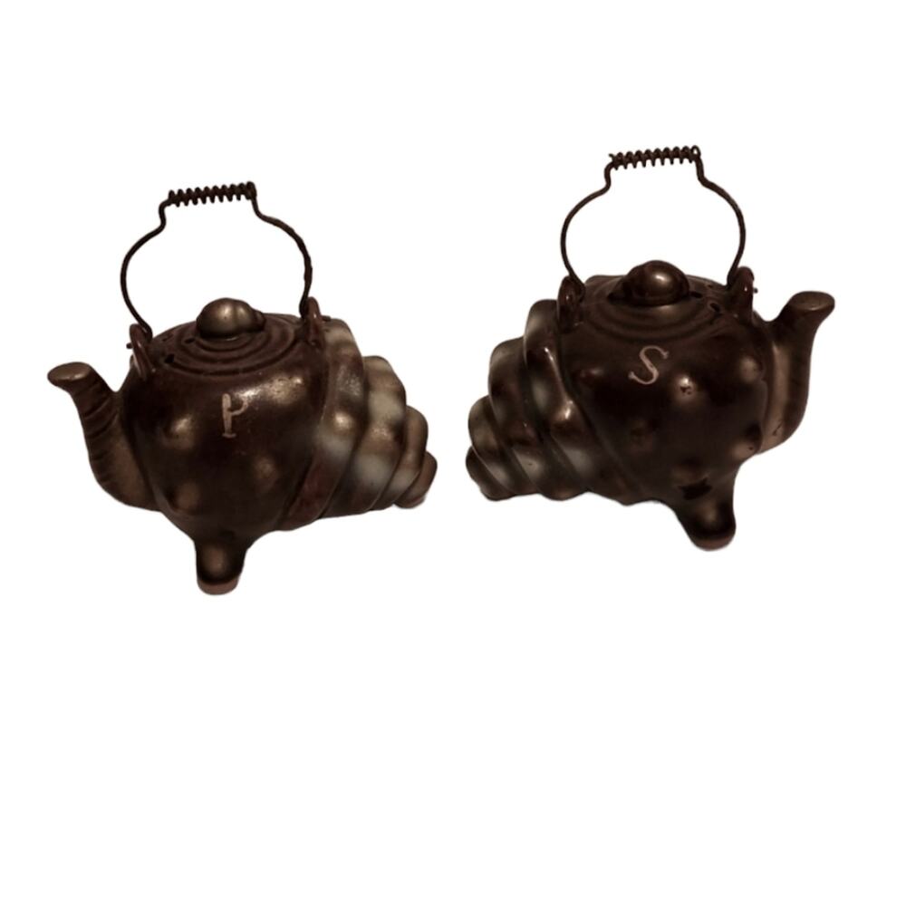 Vintage Conch Shell Salt & Pepper‎ Shakers With Trunk & Metal Carrying Handle